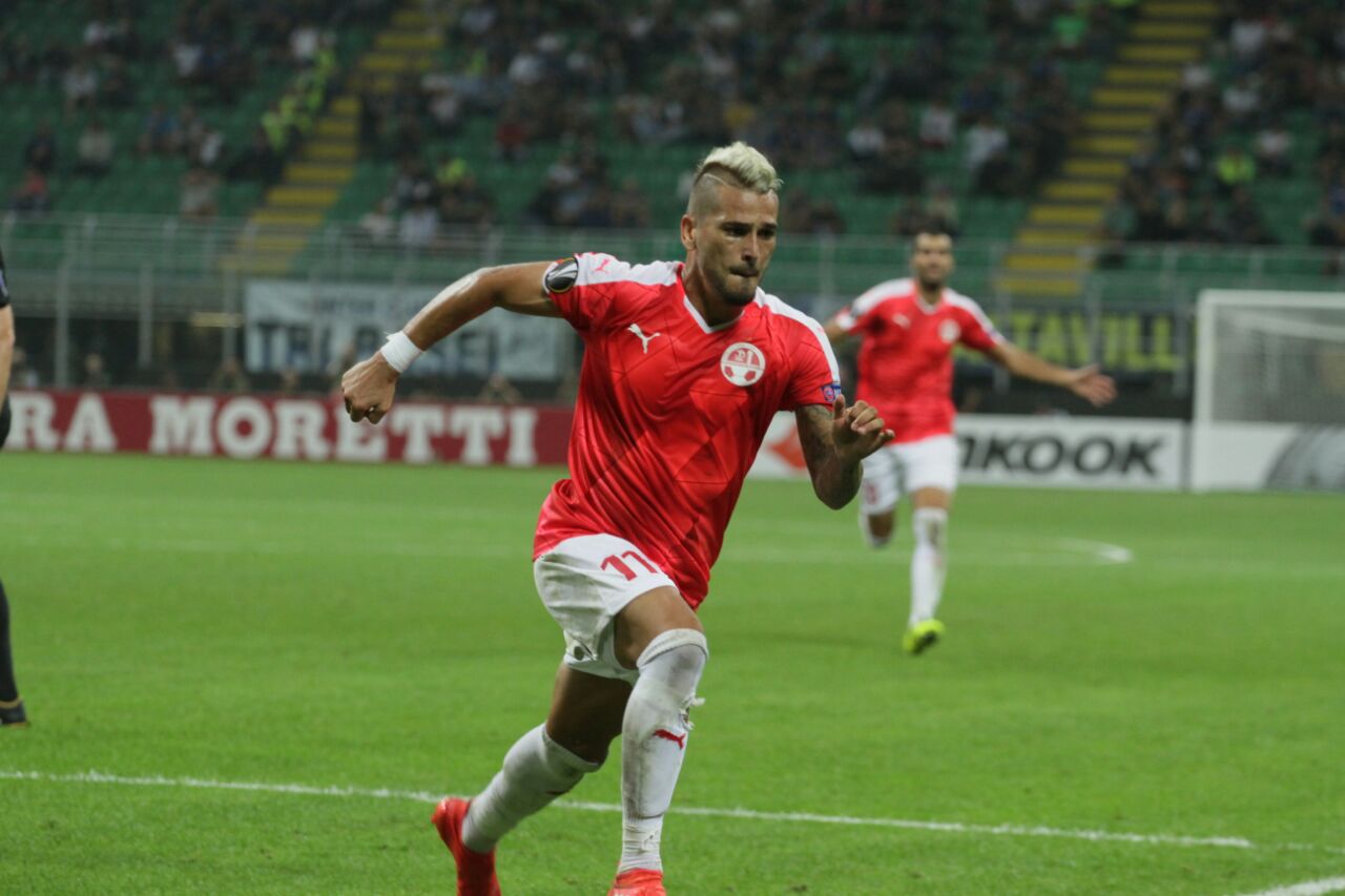 בסאן סירו, אחד מהשערים הכי גדולים של מאור באדום 